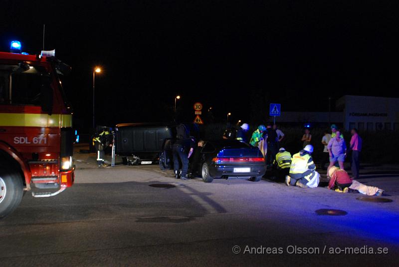 DSC_0024.jpg - Starx innan kl 01.00 larmades räddningstjänsten från flera stationer, flera ambulanser och polis till en trafikolycka i Ljungbyhed, korsningen Infanterigatan och Kungsgatan. Det var en personbil som kört in i en minibuss som sedan vält på sidan. 4 personer skadades och fördes till Helsigborgs lasarett.