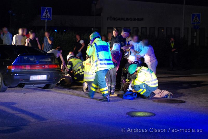 DSC_0027.jpg - Starx innan kl 01.00 larmades räddningstjänsten från flera stationer, flera ambulanser och polis till en trafikolycka i Ljungbyhed, korsningen Infanterigatan och Kungsgatan. Det var en personbil som kört in i en minibuss som sedan vält på sidan. 4 personer skadades och fördes till Helsigborgs lasarett.