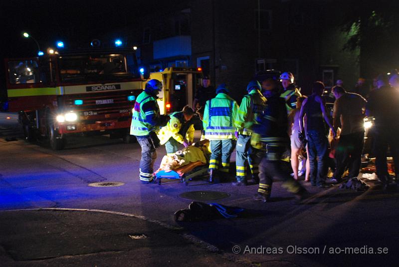 DSC_0033.jpg - Starx innan kl 01.00 larmades räddningstjänsten från flera stationer, flera ambulanser och polis till en trafikolycka i Ljungbyhed, korsningen Infanterigatan och Kungsgatan. Det var en personbil som kört in i en minibuss som sedan vält på sidan. 4 personer skadades och fördes till Helsigborgs lasarett.