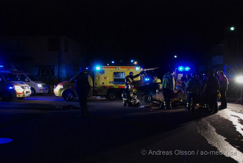 DSC_0035.JPG - Starx innan kl 01.00 larmades räddningstjänsten från flera stationer, flera ambulanser och polis till en trafikolycka i Ljungbyhed, korsningen Infanterigatan och Kungsgatan. Det var en personbil som kört in i en minibuss som sedan vält på sidan. 4 personer skadades och fördes till Helsigborgs lasarett.