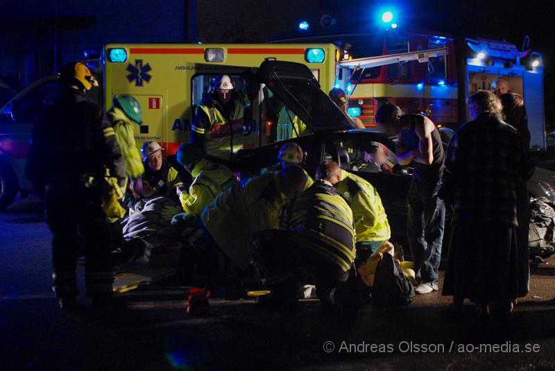 DSC_0037.JPG - Starx innan kl 01.00 larmades räddningstjänsten från flera stationer, flera ambulanser och polis till en trafikolycka i Ljungbyhed, korsningen Infanterigatan och Kungsgatan. Det var en personbil som kört in i en minibuss som sedan vält på sidan. 4 personer skadades och fördes till Helsigborgs lasarett.