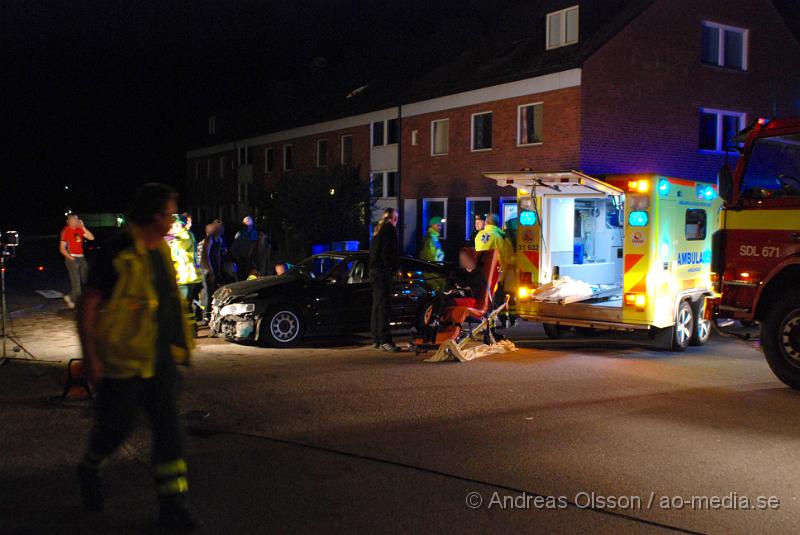 DSC_0041.jpg - Starx innan kl 01.00 larmades räddningstjänsten från flera stationer, flera ambulanser och polis till en trafikolycka i Ljungbyhed, korsningen Infanterigatan och Kungsgatan. Det var en personbil som kört in i en minibuss som sedan vält på sidan. 4 personer skadades och fördes till Helsigborgs lasarett.