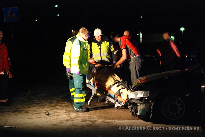 DSC_0048.jpg - Starx innan kl 01.00 larmades räddningstjänsten från flera stationer, flera ambulanser och polis till en trafikolycka i Ljungbyhed, korsningen Infanterigatan och Kungsgatan. Det var en personbil som kört in i en minibuss som sedan vält på sidan. 4 personer skadades och fördes till Helsigborgs lasarett.