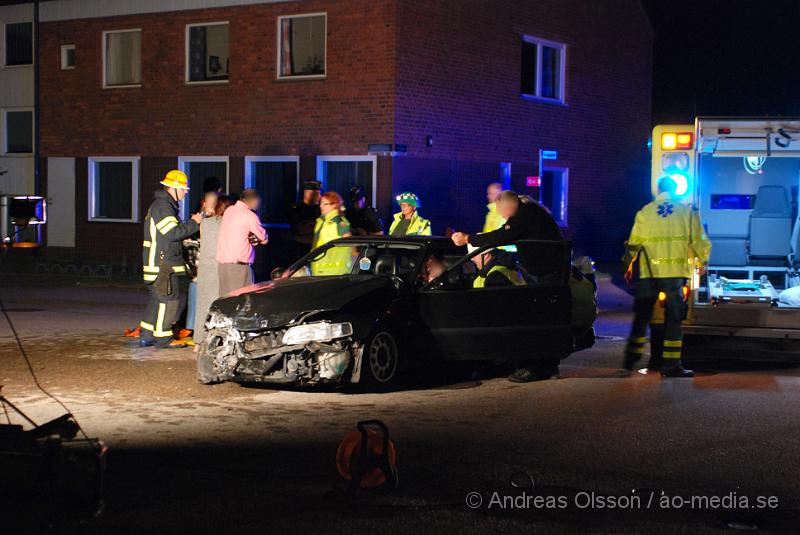 DSC_0050.jpg - Starx innan kl 01.00 larmades räddningstjänsten från flera stationer, flera ambulanser och polis till en trafikolycka i Ljungbyhed, korsningen Infanterigatan och Kungsgatan. Det var en personbil som kört in i en minibuss som sedan vält på sidan. 4 personer skadades och fördes till Helsigborgs lasarett.