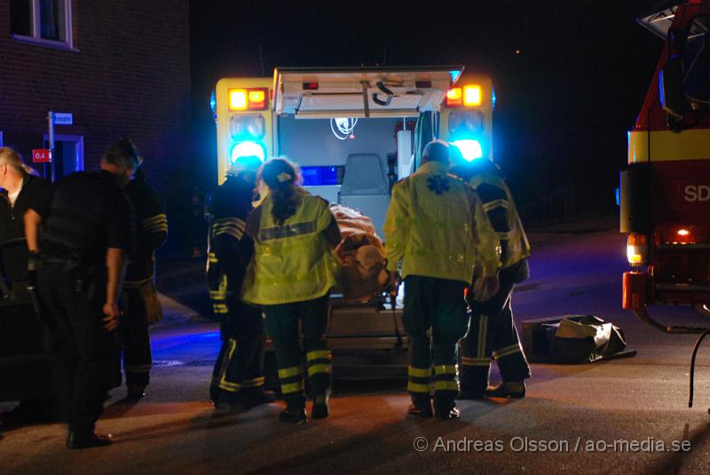 DSC_0051.jpg - Starx innan kl 01.00 larmades räddningstjänsten från flera stationer, flera ambulanser och polis till en trafikolycka i Ljungbyhed, korsningen Infanterigatan och Kungsgatan. Det var en personbil som kört in i en minibuss som sedan vält på sidan. 4 personer skadades och fördes till Helsigborgs lasarett.