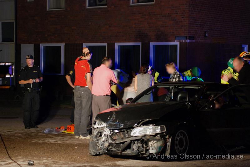 DSC_0053.JPG - Starx innan kl 01.00 larmades räddningstjänsten från flera stationer, flera ambulanser och polis till en trafikolycka i Ljungbyhed, korsningen Infanterigatan och Kungsgatan. Det var en personbil som kört in i en minibuss som sedan vält på sidan. 4 personer skadades och fördes till Helsigborgs lasarett.