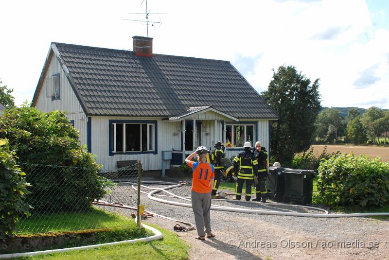 DSC_0004.JPG - Vid 13;30 tiden larmades räddningtjänsten från Klippan och Ljungbyhed samt ambulans till en villa brand vid idrottsplatsen i Ljungbyhed. Det ska ha börjat brinna på första våningen, troligtvis i köket. Oklart om någon skadades i samband med branden.