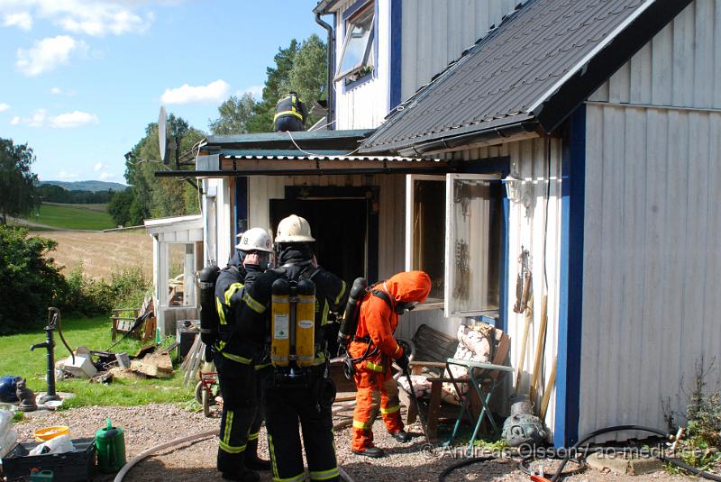 DSC_0006.JPG - Vid 13;30 tiden larmades räddningtjänsten från Klippan och Ljungbyhed samt ambulans till en villa brand vid idrottsplatsen i Ljungbyhed. Det ska ha börjat brinna på första våningen, troligtvis i köket. Oklart om någon skadades i samband med branden.