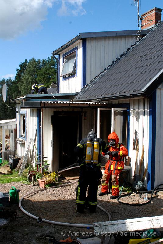 DSC_0007.JPG - Vid 13;30 tiden larmades räddningtjänsten från Klippan och Ljungbyhed samt ambulans till en villa brand vid idrottsplatsen i Ljungbyhed. Det ska ha börjat brinna på första våningen, troligtvis i köket. Oklart om någon skadades i samband med branden.