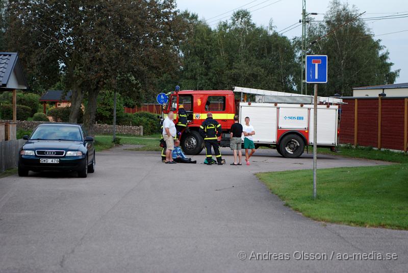 DSC_0035.JPG - Vid 19.30 larmades Klippans Räddningstjänst och Ambulansen från Perstorp till en cykel olycka på klostervägen, en person hade ramlat och var medvetslös, men när räddningstjänsten kom till platsen var personen vaken igen och kunde sitta upp. Patienten fick följa med ambulansen för kontroll.