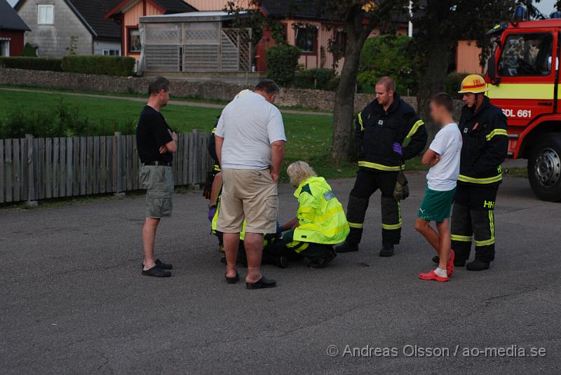 DSC_0036.JPG - Vid 19.30 larmades Klippans Räddningstjänst och Ambulansen från Perstorp till en cykel olycka på klostervägen, en person hade ramlat och var medvetslös, men när räddningstjänsten kom till platsen var personen vaken igen och kunde sitta upp. Patienten fick följa med ambulansen för kontroll.