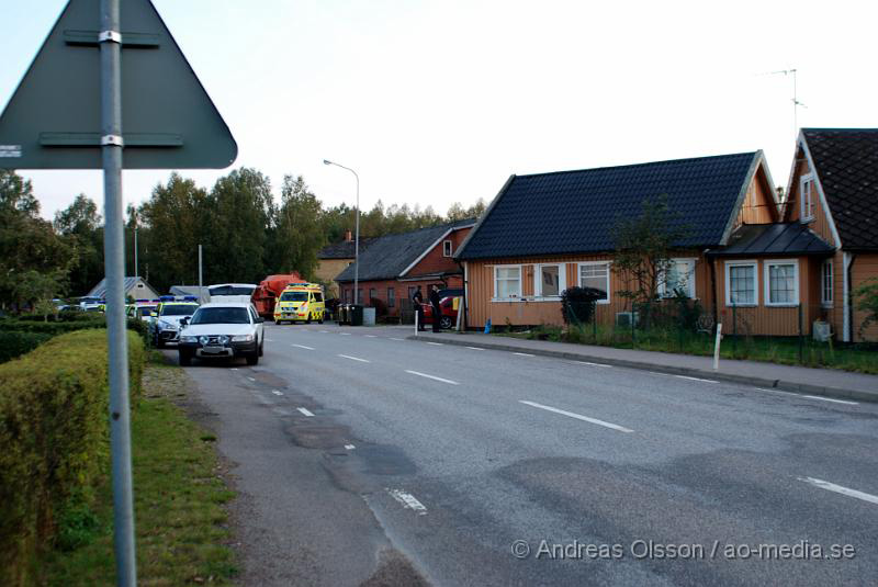 DSC_0006.JPG - Runt 18 tiden larmades flera polispatruller, insatsstyrkan, förhandlare och Ambulans till ett hus i oderljunga där man hade en knivbeväpnad man som hota sina syskon, men enligt polisen hade dem fått lämna huset efter ett litet tag och sedan var det bara mannen kvar i huset som då hotade med att skada sig själv. Efter att man pratat med mannen ett flertal gånger gav han upp och kom ut själv och kunde gripas utan några problem.