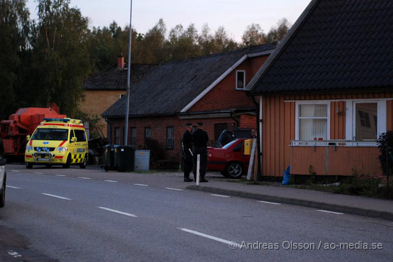 DSC_0009.JPG - Runt 18 tiden larmades flera polispatruller, insatsstyrkan, förhandlare och Ambulans till ett hus i oderljunga där man hade en knivbeväpnad man som hota sina syskon, men enligt polisen hade dem fått lämna huset efter ett litet tag och sedan var det bara mannen kvar i huset som då hotade med att skada sig själv. Efter att man pratat med mannen ett flertal gånger gav han upp och kom ut själv och kunde gripas utan några problem.