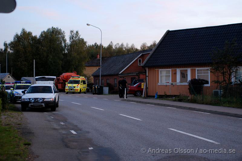 DSC_0010.JPG - Runt 18 tiden larmades flera polispatruller, insatsstyrkan, förhandlare och Ambulans till ett hus i oderljunga där man hade en knivbeväpnad man som hota sina syskon, men enligt polisen hade dem fått lämna huset efter ett litet tag och sedan var det bara mannen kvar i huset som då hotade med att skada sig själv. Efter att man pratat med mannen ett flertal gånger gav han upp och kom ut själv och kunde gripas utan några problem.