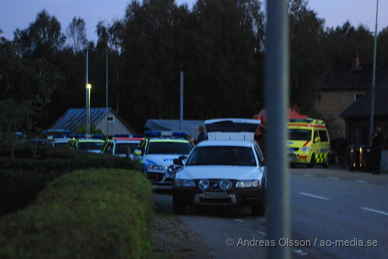 DSC_0012.JPG - Runt 18 tiden larmades flera polispatruller, insatsstyrkan, förhandlare och Ambulans till ett hus i oderljunga där man hade en knivbeväpnad man som hota sina syskon, men enligt polisen hade dem fått lämna huset efter ett litet tag och sedan var det bara mannen kvar i huset som då hotade med att skada sig själv. Efter att man pratat med mannen ett flertal gånger gav han upp och kom ut själv och kunde gripas utan några problem.