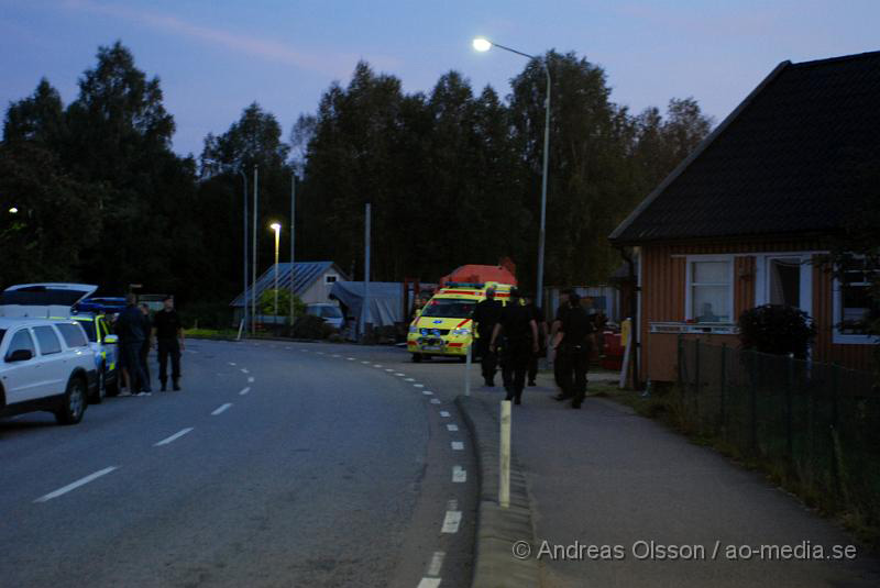 DSC_0015.JPG - Runt 18 tiden larmades flera polispatruller, insatsstyrkan, förhandlare och Ambulans till ett hus i oderljunga där man hade en knivbeväpnad man som hota sina syskon, men enligt polisen hade dem fått lämna huset efter ett litet tag och sedan var det bara mannen kvar i huset som då hotade med att skada sig själv. Efter att man pratat med mannen ett flertal gånger gav han upp och kom ut själv och kunde gripas utan några problem.