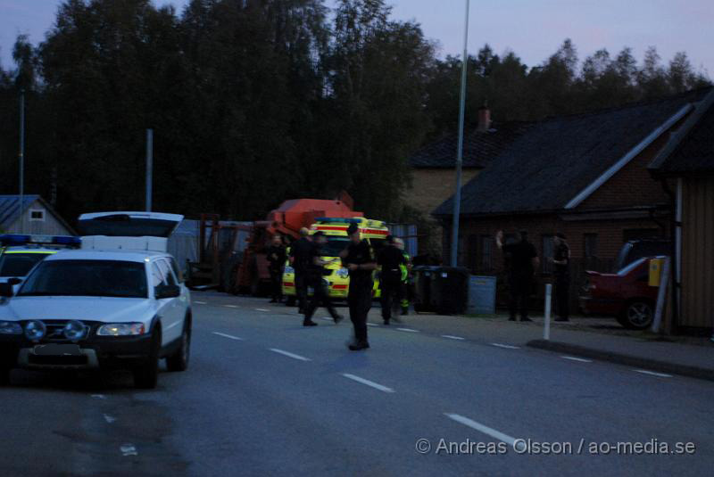 DSC_0017.JPG - Runt 18 tiden larmades flera polispatruller, insatsstyrkan, förhandlare och Ambulans till ett hus i oderljunga där man hade en knivbeväpnad man som hota sina syskon, men enligt polisen hade dem fått lämna huset efter ett litet tag och sedan var det bara mannen kvar i huset som då hotade med att skada sig själv. Efter att man pratat med mannen ett flertal gånger gav han upp och kom ut själv och kunde gripas utan några problem.