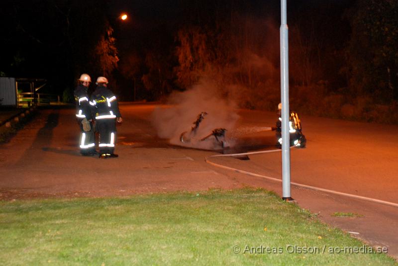 DSC_0019.JPG - Klockan 20.46 larmades Klippans Räddningstjänst till Tegelbruksskolan där en moped stod i brand, Räddningstjänsten va snabbt på plats och släkte branden. Ingen person kom till skada.