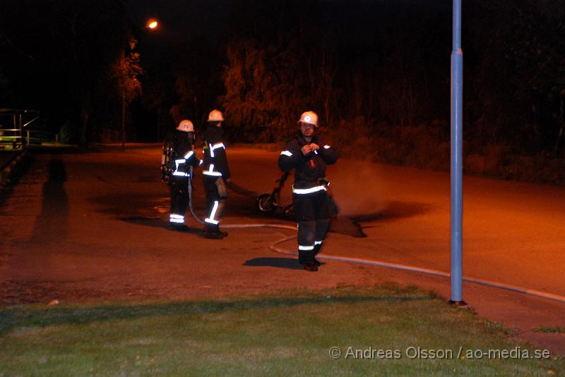 DSC_0020.JPG - Klockan 20.46 larmades Klippans Räddningstjänst till Tegelbruksskolan där en moped stod i brand, Räddningstjänsten va snabbt på plats och släkte branden. Ingen person kom till skada.