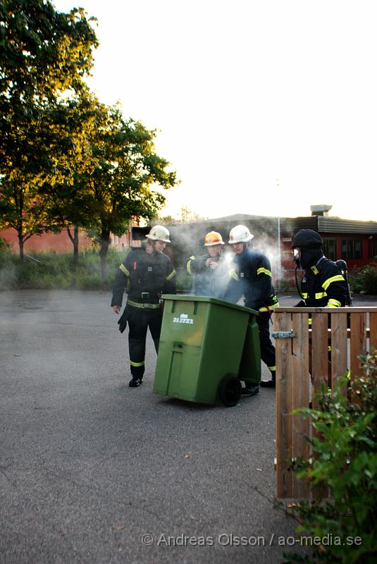 DSC_0001.JPG - 19.18 ikväll larmades räddningstjänsten från klippan till Tingsgatan, Där man hade rökutveckling från en soptunna vid dagiset Hermelinen. Det fanns en viss spridningsrisk till soptunnor sidan om och ett trästaket. Enligt uppgifter ska några ungdomar ha startat branden och satt även kvar på plats under släkningsarbetet.