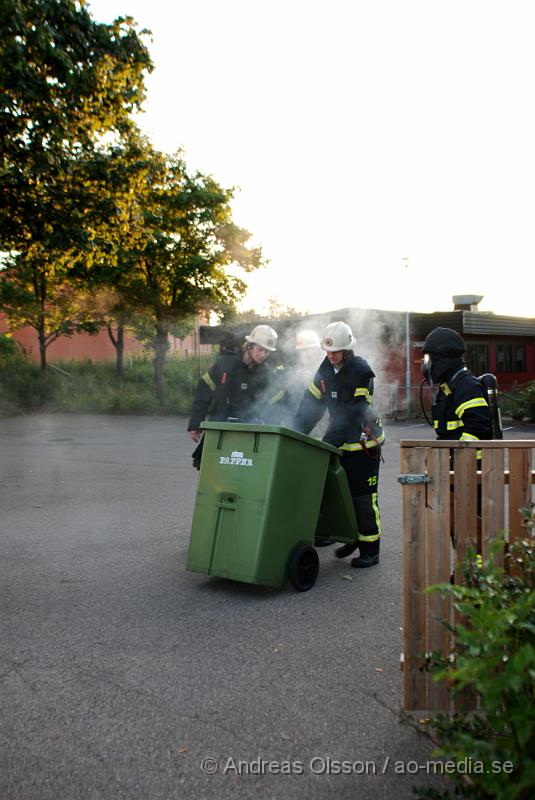 DSC_0002.JPG - 19.18 ikväll larmades räddningstjänsten från klippan till Tingsgatan, Där man hade rökutveckling från en soptunna vid dagiset Hermelinen. Det fanns en viss spridningsrisk till soptunnor sidan om och ett trästaket. Enligt uppgifter ska några ungdomar ha startat branden och satt även kvar på plats under släkningsarbetet.