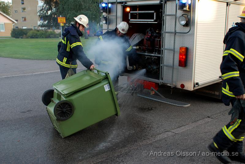 DSC_0003.JPG - 19.18 ikväll larmades räddningstjänsten från klippan till Tingsgatan, Där man hade rökutveckling från en soptunna vid dagiset Hermelinen. Det fanns en viss spridningsrisk till soptunnor sidan om och ett trästaket. Enligt uppgifter ska några ungdomar ha startat branden och satt även kvar på plats under släkningsarbetet.