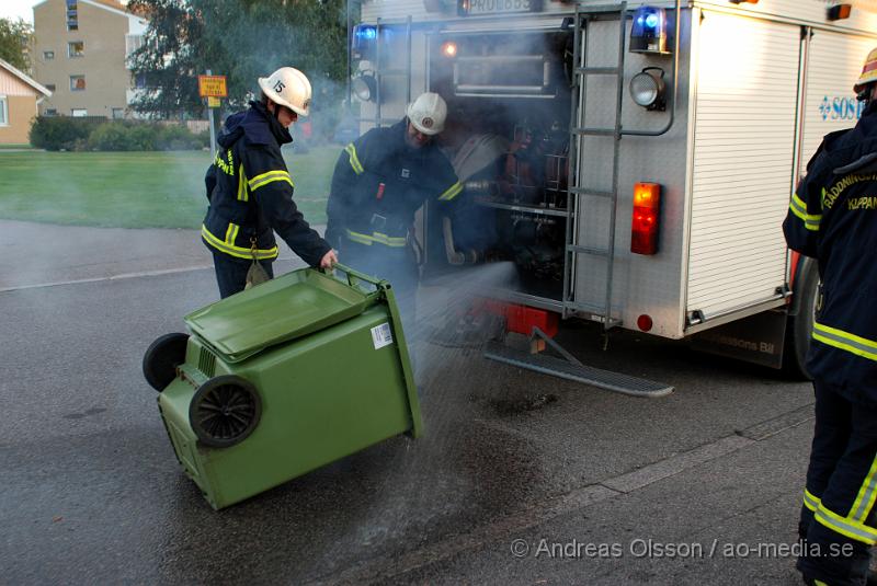 DSC_0004.JPG - 19.18 ikväll larmades räddningstjänsten från klippan till Tingsgatan, Där man hade rökutveckling från en soptunna vid dagiset Hermelinen. Det fanns en viss spridningsrisk till soptunnor sidan om och ett trästaket. Enligt uppgifter ska några ungdomar ha startat branden och satt även kvar på plats under släkningsarbetet.