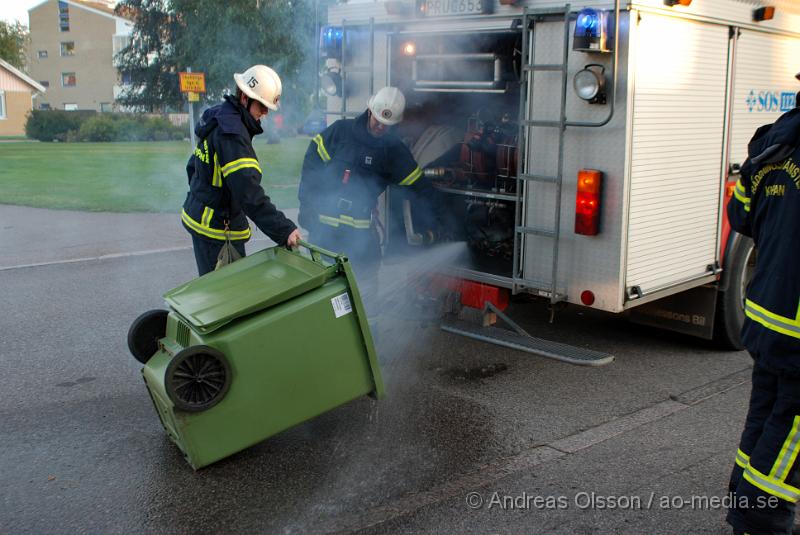 DSC_0005.JPG - 19.18 ikväll larmades räddningstjänsten från klippan till Tingsgatan, Där man hade rökutveckling från en soptunna vid dagiset Hermelinen. Det fanns en viss spridningsrisk till soptunnor sidan om och ett trästaket. Enligt uppgifter ska några ungdomar ha startat branden och satt även kvar på plats under släkningsarbetet.