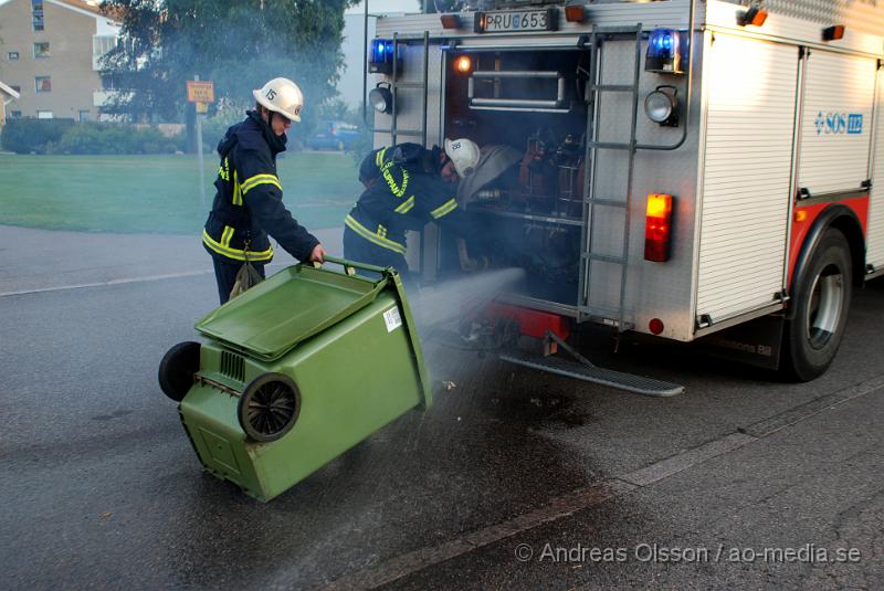 DSC_0006.JPG - 19.18 ikväll larmades räddningstjänsten från klippan till Tingsgatan, Där man hade rökutveckling från en soptunna vid dagiset Hermelinen. Det fanns en viss spridningsrisk till soptunnor sidan om och ett trästaket. Enligt uppgifter ska några ungdomar ha startat branden och satt även kvar på plats under släkningsarbetet.