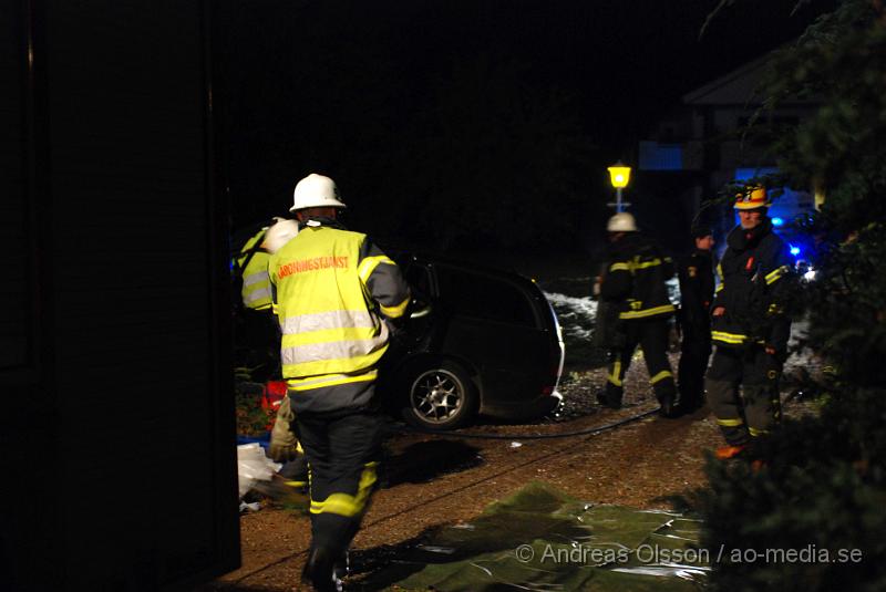 DSC_0060.JPG - Vid halv två tiden larmades räddningstjänsten i klippan till en trafikolycka efter en efterföljade med polisen, Polisen hade jagat en bil som man misstänker körde rattfull, när personerna försökte köra ifrån polisen tappa dem kontrollen över bilen i en snäv kurva och körde in på en hustomt där det tog stopp uppe i rabatten. En person sprang från platsen och det är oklart om polisen hittade honom i skogen. Föraren av personbilen blev fastklämd och Räddningstjänsten fick klippa upp taket för att få ut honom. Han klagade över rygg och nacksmärtor samt ont i bröstet och benet. Han fördes med ambulans till Lasarettet i Helsingborg.