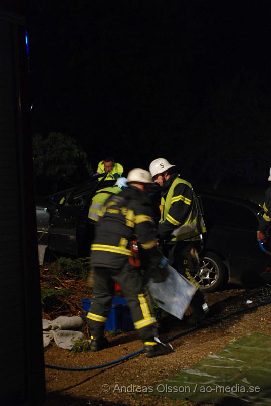 DSC_0061.JPG - Vid halv två tiden larmades räddningstjänsten i klippan till en trafikolycka efter en efterföljade med polisen, Polisen hade jagat en bil som man misstänker körde rattfull, när personerna försökte köra ifrån polisen tappa dem kontrollen över bilen i en snäv kurva och körde in på en hustomt där det tog stopp uppe i rabatten. En person sprang från platsen och det är oklart om polisen hittade honom i skogen. Föraren av personbilen blev fastklämd och Räddningstjänsten fick klippa upp taket för att få ut honom. Han klagade över rygg och nacksmärtor samt ont i bröstet och benet. Han fördes med ambulans till Lasarettet i Helsingborg.