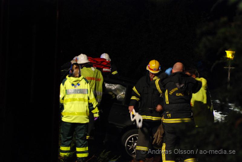 DSC_0070.JPG - Vid halv två tiden larmades räddningstjänsten i klippan till en trafikolycka efter en efterföljade med polisen, Polisen hade jagat en bil som man misstänker körde rattfull, när personerna försökte köra ifrån polisen tappa dem kontrollen över bilen i en snäv kurva och körde in på en hustomt där det tog stopp uppe i rabatten. En person sprang från platsen och det är oklart om polisen hittade honom i skogen. Föraren av personbilen blev fastklämd och Räddningstjänsten fick klippa upp taket för att få ut honom. Han klagade över rygg och nacksmärtor samt ont i bröstet och benet. Han fördes med ambulans till Lasarettet i Helsingborg.