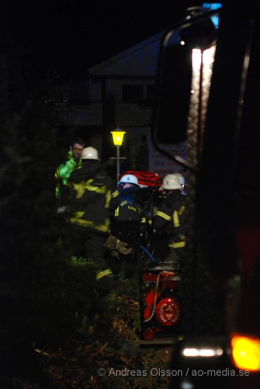 DSC_0080.JPG - Vid halv två tiden larmades räddningstjänsten i klippan till en trafikolycka efter en efterföljade med polisen, Polisen hade jagat en bil som man misstänker körde rattfull, när personerna försökte köra ifrån polisen tappa dem kontrollen över bilen i en snäv kurva och körde in på en hustomt där det tog stopp uppe i rabatten. En person sprang från platsen och det är oklart om polisen hittade honom i skogen. Föraren av personbilen blev fastklämd och Räddningstjänsten fick klippa upp taket för att få ut honom. Han klagade över rygg och nacksmärtor samt ont i bröstet och benet. Han fördes med ambulans till Lasarettet i Helsingborg.