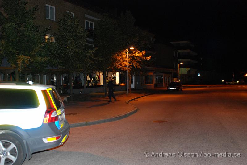 DSC_0138.JPG - Vid kvart i ett larmades vaktbolag och polis till en butik på Åbyplan i Klippan där man fått larm om glaskross. Framme på plats konstaterades att rutan till dörren var sönderslagen det är dock okänt om något har stulit i butiken. Polisen sökte på plats med hund men utan resultat.