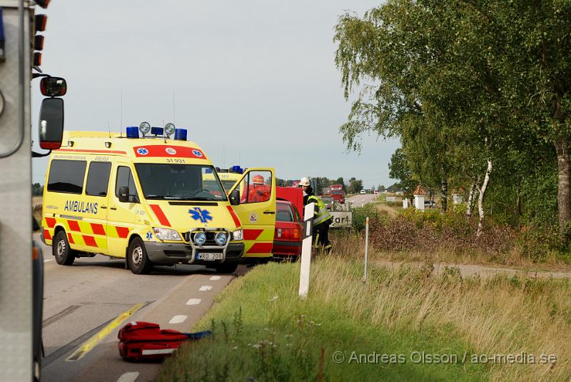 DSC_0001.jpg - Vid 14 tiden Larmades Klippans och Åstorps Räddningstjänst samt Ambulans till en trafikolycka på väg 13 vid Vettinge. Det var två personbilar som krockat och en person fick föras till Sjukhuset.