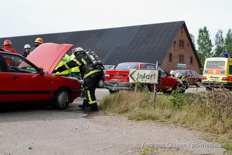 DSC_0002.jpg - Vid 14 tiden Larmades Klippans och Åstorps Räddningstjänst samt Ambulans till en trafikolycka på väg 13 vid Vettinge. Det var två personbilar som krockat och en person fick föras till Sjukhuset.