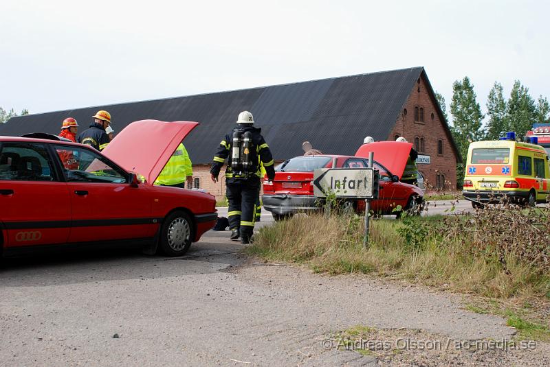 DSC_0003.jpg - Vid 14 tiden Larmades Klippans och Åstorps Räddningstjänst samt Ambulans till en trafikolycka på väg 13 vid Vettinge. Det var två personbilar som krockat och en person fick föras till Sjukhuset.