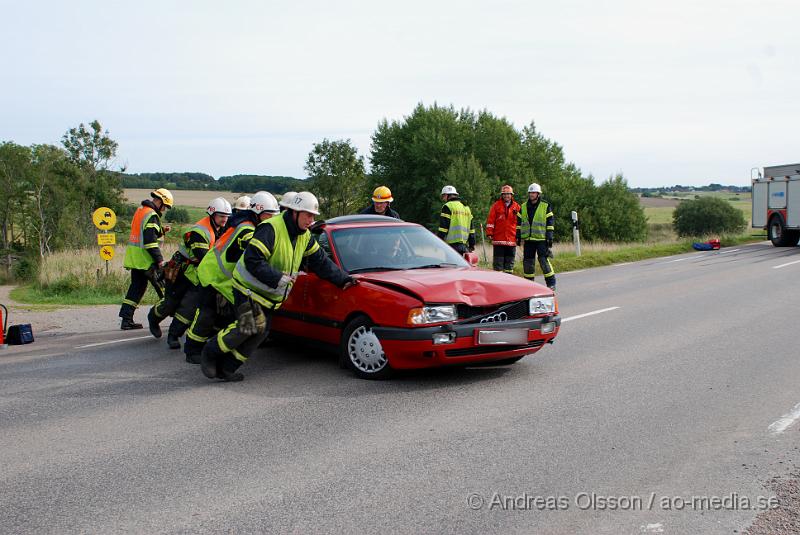 DSC_0011.jpg - Vid 14 tiden Larmades Klippans och Åstorps Räddningstjänst samt Ambulans till en trafikolycka på väg 13 vid Vettinge. Det var två personbilar som krockat och en person fick föras till Sjukhuset.