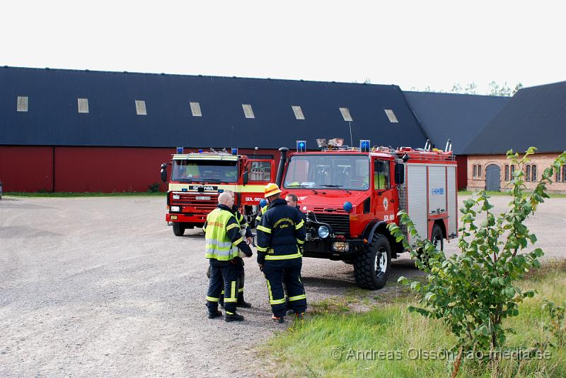 DSC_0013.jpg - Vid 14 tiden Larmades Klippans och Åstorps Räddningstjänst samt Ambulans till en trafikolycka på väg 13 vid Vettinge. Det var två personbilar som krockat och en person fick föras till Sjukhuset.