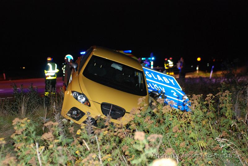 DSC_0016.JPG - Vid 22.20 tiden larmades Räddningstjänsten från Klippan och Kvidinge samt Ambulans till en trafikolycka på väg 21 vid Maglabykorset. Personen hade mist kontrollen över bilen och kört ner ca 100 meter av vajerräcket och en trafikskylt. Personen klara sig utan skador med fick följa med Polisen då man misstänkte att han var alkoholpåverkad.