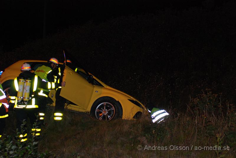 DSC_0018.JPG - Vid 22.20 tiden larmades Räddningstjänsten från Klippan och Kvidinge samt Ambulans till en trafikolycka på väg 21 vid Maglabykorset. Personen hade mist kontrollen över bilen och kört ner ca 100 meter av vajerräcket och en trafikskylt. Personen klara sig utan skador med fick följa med Polisen då man misstänkte att han var alkoholpåverkad.