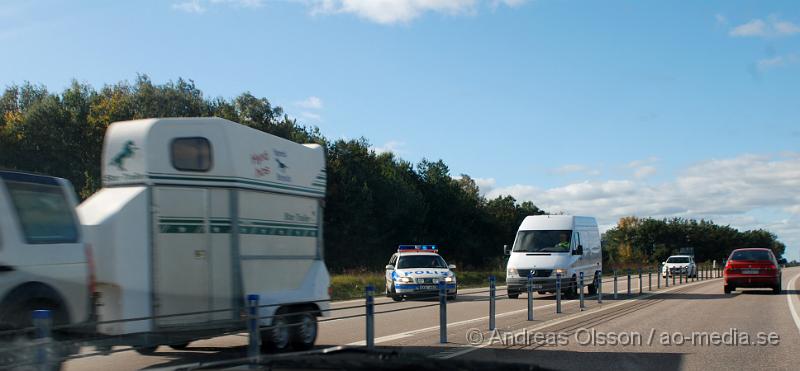 DSC_0022.JPG - Vid 11 tiden larmades räddningstjänsten till väg 21 mellan Kvidinge och Klippan att en lastbil har vält vid stenestadskorset. Enligt uppgifter ska inte chauffören ha fått några fysiska skador men va chockad över olyckan. De fick sanera efter att tvättmedel, klorin, sköljmedel etc hade runnit ut