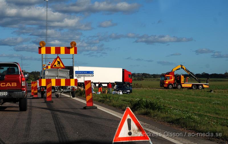 DSC_0028.JPG - Vid 11 tiden larmades räddningstjänsten till väg 21 mellan Kvidinge och Klippan att en lastbil har vält vid stenestadskorset. Enligt uppgifter ska inte chauffören ha fått några fysiska skador men va chockad över olyckan. De fick sanera efter att tvättmedel, klorin, sköljmedel etc hade runnit ut.