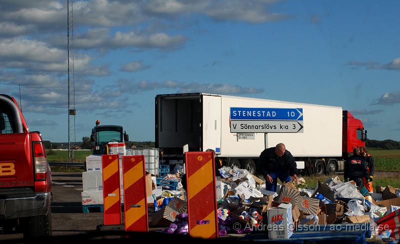 DSC_0030.JPG - Vid 11 tiden larmades räddningstjänsten till väg 21 mellan Kvidinge och Klippan att en lastbil har vält vid stenestadskorset. Enligt uppgifter ska inte chauffören ha fått några fysiska skador men va chockad över olyckan. De fick sanera efter att tvättmedel, klorin, sköljmedel etc hade runnit ut