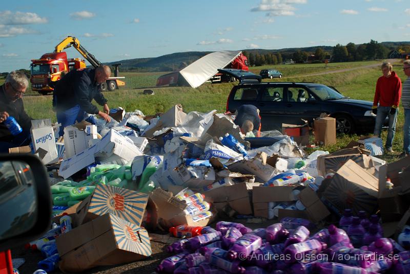 DSC_0033.JPG - Vid 11 tiden larmades räddningstjänsten till väg 21 mellan Kvidinge och Klippan att en lastbil har vält vid stenestadskorset. Enligt uppgifter ska inte chauffören ha fått några fysiska skador men va chockad över olyckan. De fick sanera efter att tvättmedel, klorin, sköljmedel etc hade runnit ut