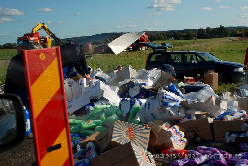 DSC_0034.JPG - Vid 11 tiden larmades räddningstjänsten till väg 21 mellan Kvidinge och Klippan att en lastbil har vält vid stenestadskorset. Enligt uppgifter ska inte chauffören ha fått några fysiska skador men va chockad över olyckan. De fick sanera efter att tvättmedel, klorin, sköljmedel etc hade runnit ut