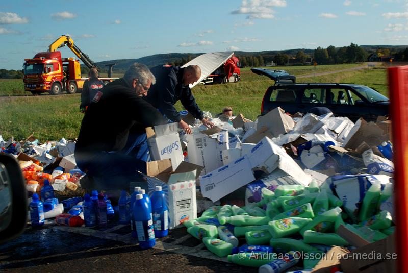 DSC_0035.JPG - Vid 11 tiden larmades räddningstjänsten till väg 21 mellan Kvidinge och Klippan att en lastbil har vält vid stenestadskorset. Enligt uppgifter ska inte chauffören ha fått några fysiska skador men va chockad över olyckan. De fick sanera efter att tvättmedel, klorin, sköljmedel etc hade runnit ut