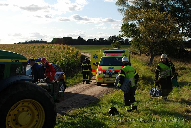 DSC_0043.JPG - Vid 15,30 larmades Klippans räddningstjänst samt Ambulans och Polis till en trafikolycka på Holmgårdsvägen där en MC och traktor kolliderat. MC föraren klagade över smärtor i ena benet och blödde kraftigt från ansiktet och fördes med ambulans till sjukhuset.