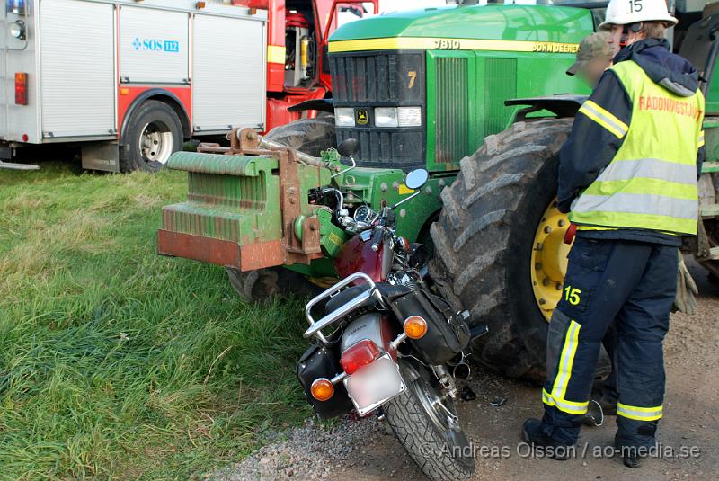 DSC_0045.JPG - Vid 15,30 larmades Klippans räddningstjänst samt Ambulans och Polis till en trafikolycka på Holmgårdsvägen där en MC och traktor kolliderat. MC föraren klagade över smärtor i ena benet och blödde kraftigt från ansiktet och fördes med ambulans till sjukhuset.