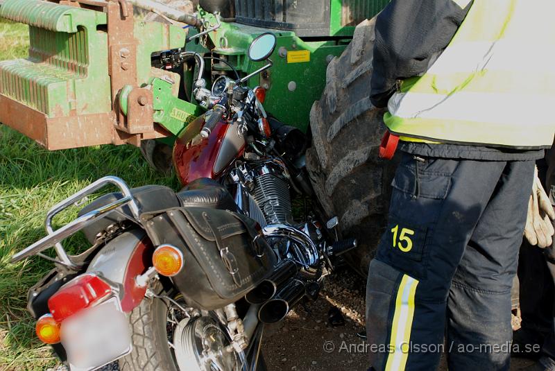 DSC_0047.JPG - Vid 15,30 larmades Klippans räddningstjänst samt Ambulans och Polis till en trafikolycka på Holmgårdsvägen där en MC och traktor kolliderat. MC föraren klagade över smärtor i ena benet och blödde kraftigt från ansiktet och fördes med ambulans till sjukhuset.